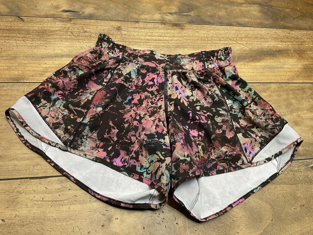 Lululemon Womens Shorts Hotty Hot Low Rise Lined 4" Stencil Blossom Size 4